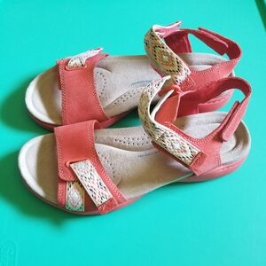 Clark's 6.5 Pink velcro strappy sandals